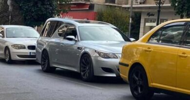 Гърци преработиха BMW М5 в катафалка